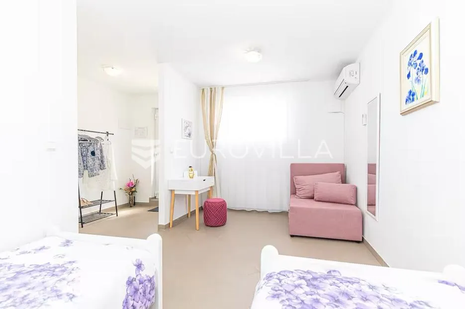 kaštel sućurac, predivna kuća s bazenom u prvom redu do mora - slika 30