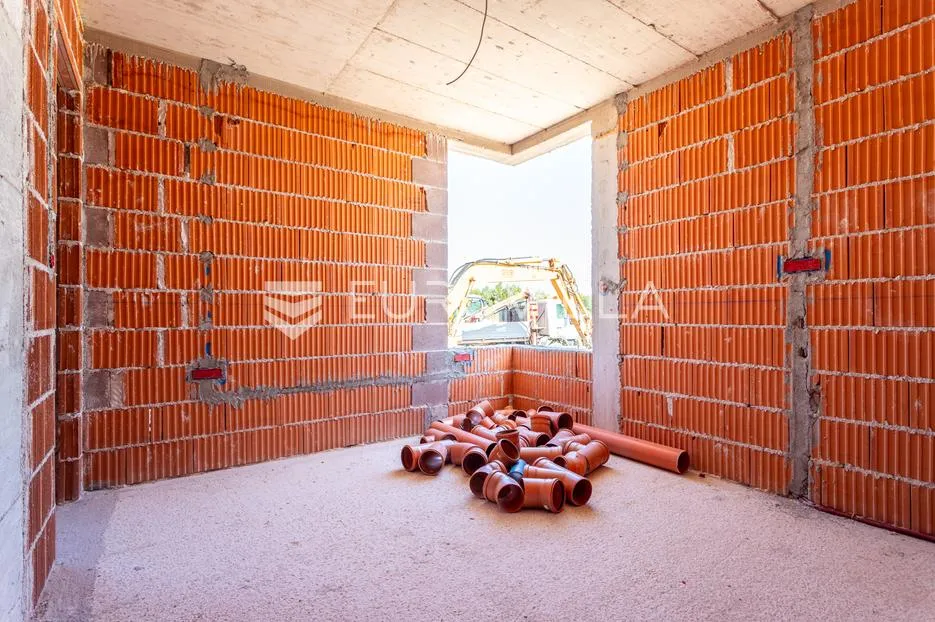 vodice, prostran dvosoban stan s bazenom i dvorištem, 125,91 m² - slika 12