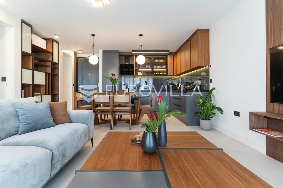 Istra, Rovinj, dugoročni najam dvosobnog luksuznog stana 76 m² na top lokaciji