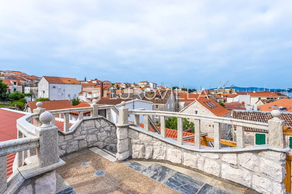 trogir, autohtona kamena kuća s pogledom na more - slika 33