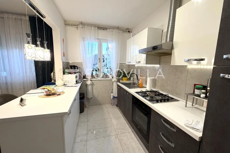 đakovo, centar, novouređena kuća 250 m² - slika 13
