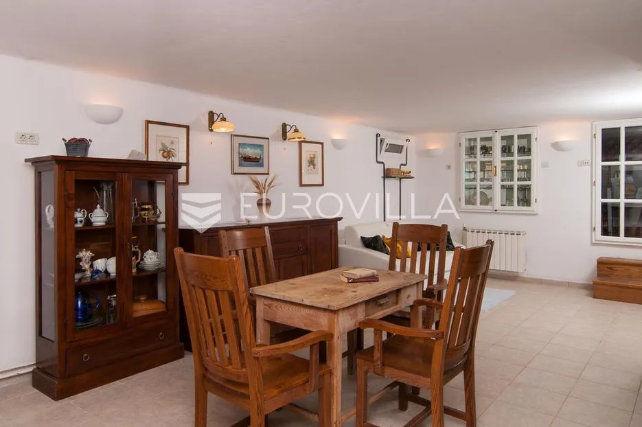 brač, lijepa mediteranska kuća na jedinstvenoj lokaciji 1.red uz more - slika 8