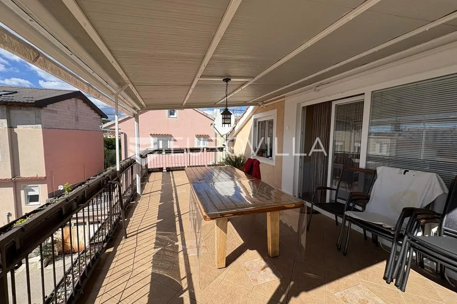 vodice, kuća s 5 apartmana, 278 m² - slika 2