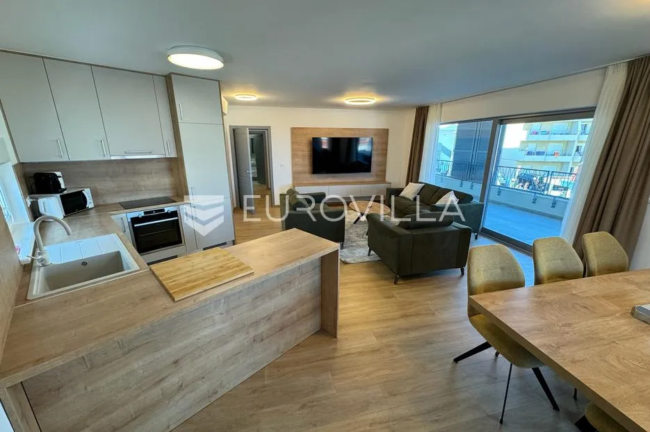 Baška Voda, novogradnja, useljiv, namješten, trosoban stan veličine 101, 50 m²