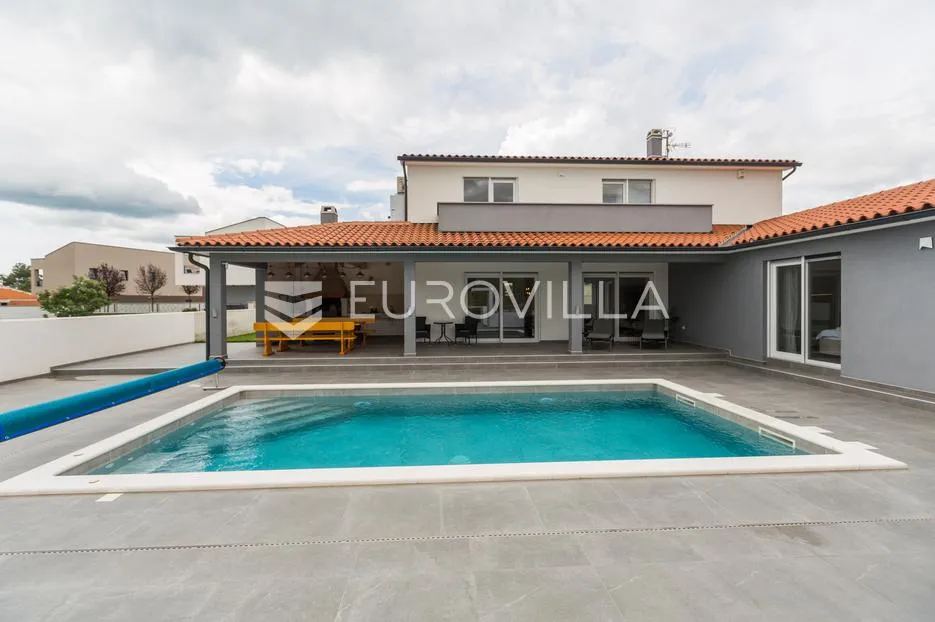 istra, svetvinčenat, moderna samostojeća kuća 155 m² s grijanim bazenom 32 m² - slika 2