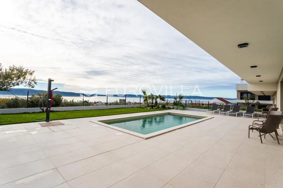 kaštel sućurac, novoizgrađena vila s bazenom i panoramskim pogledom na more - slika 24