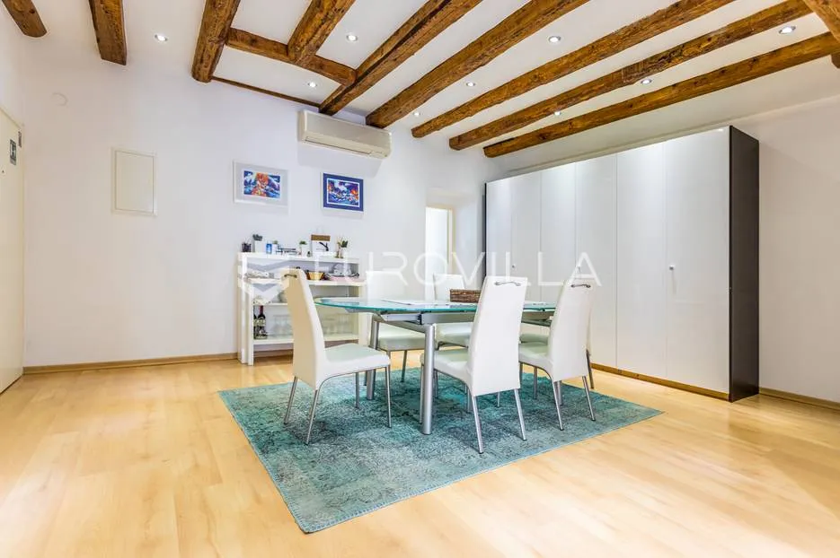 Šibenik, dvosoban stan na rivi, povijesna zgrada, 78,03 m2