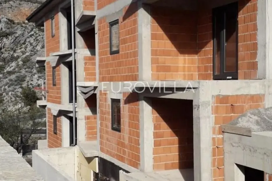Senj, atraktivna zgrada u Roh bau fazi sa 6 stanova, pogled na more, garaža