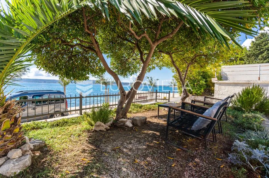 kaštel stari, komforan dvosoban stan u prvom redu do mora - slika 16