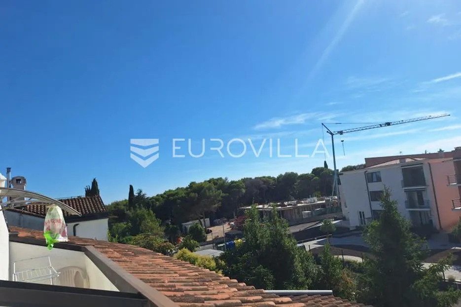 Istra, Rovinj, stan NKP 100 m2 podijeljen u dvije stambene jedinice na 300 metara od plaže