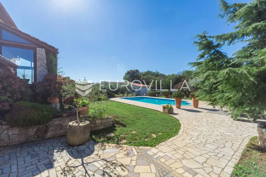 pula, veli vrh, vila s 4 odvojena apartmana, bazenom i velikom okućnicom - slika 15