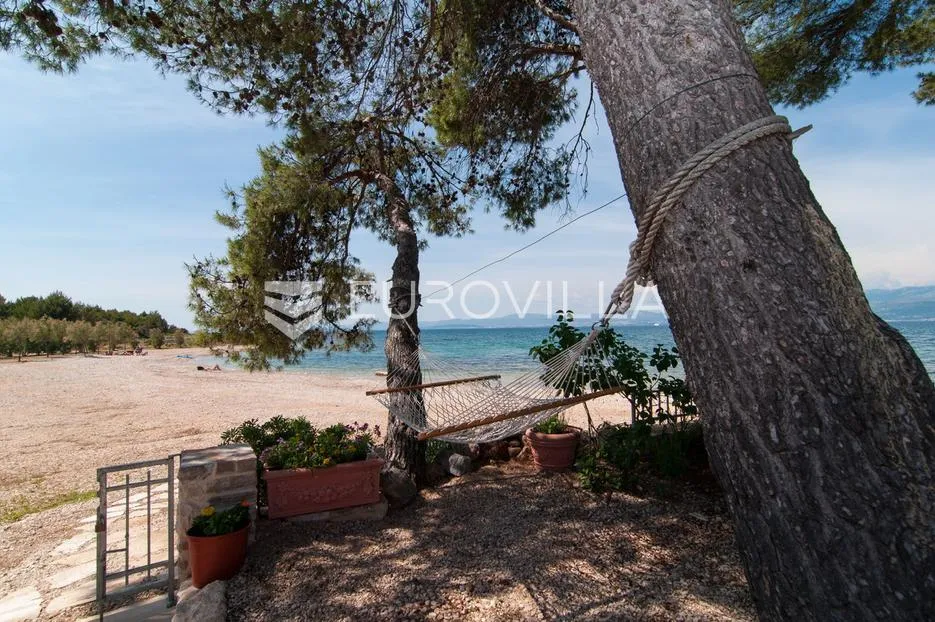 brač, lijepa mediteranska kuća na jedinstvenoj lokaciji 1.red uz more - slika 6