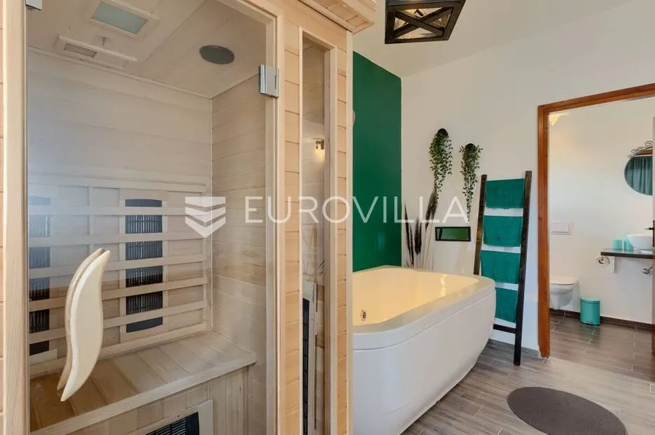 barban okolica, luksuzna vila 250 m² s sređenim vrtom, bazenom, hidromasažnom kadom i saunom - slika 20