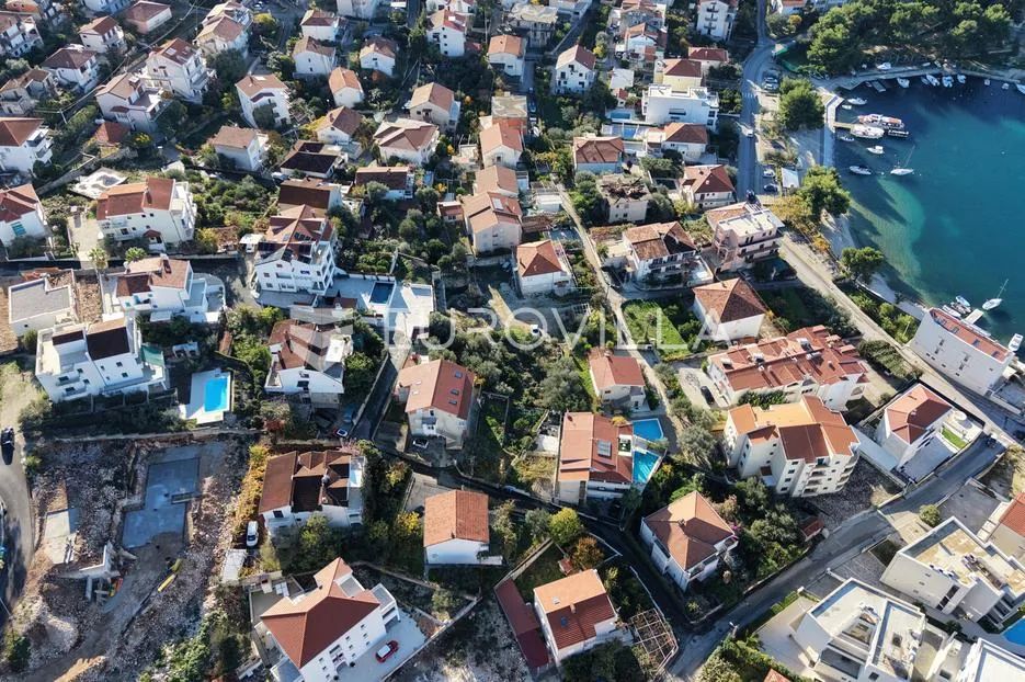 trogir, čiovo, dvosoban stan s krovnom terasom parkirno mjesto - slika 3