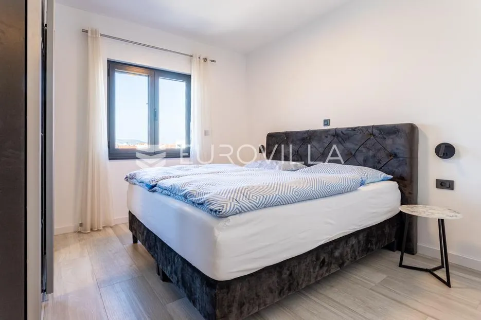 vodice, srima prekrasan penthouse, 50 metara od mora - slika 9