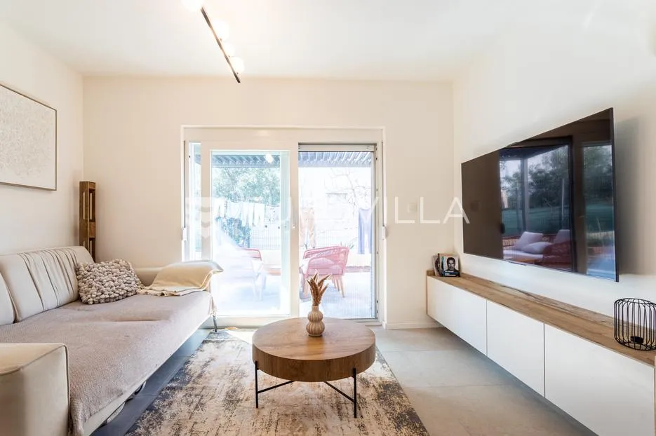 solin, poslovni prostor, uređen kao dvosobni stan, ukupne površine 67 m² - slika 1