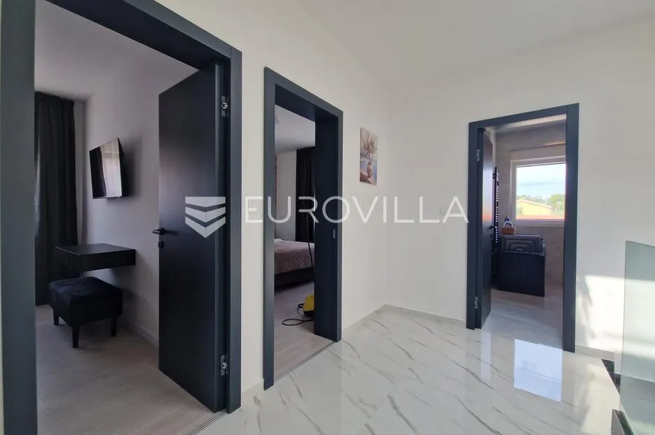 vir, predivna moderna vila s bazenom u centru mjesta, vrhunska lokacija, 450 m od mora - slika 43