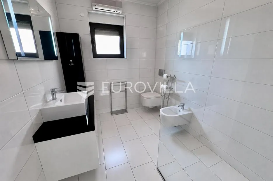 crikvenica, ekskluzivan trosoban stan 102,61 m², samo 50 m do mora, pogled na more - slika 15