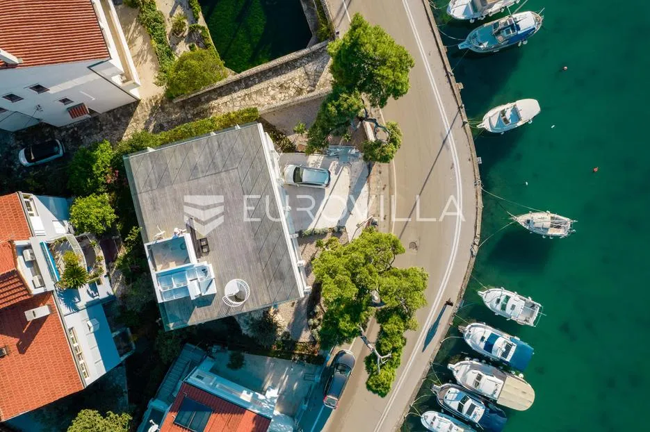 zadar, prvi red uz more — luksuzna dizajnerska vila s rooftop terasom - slika 9