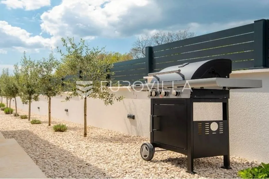 istra, krnica, prekrasna moderna vila od 135 m² na velikoj uređenoj okućnici - slika 28