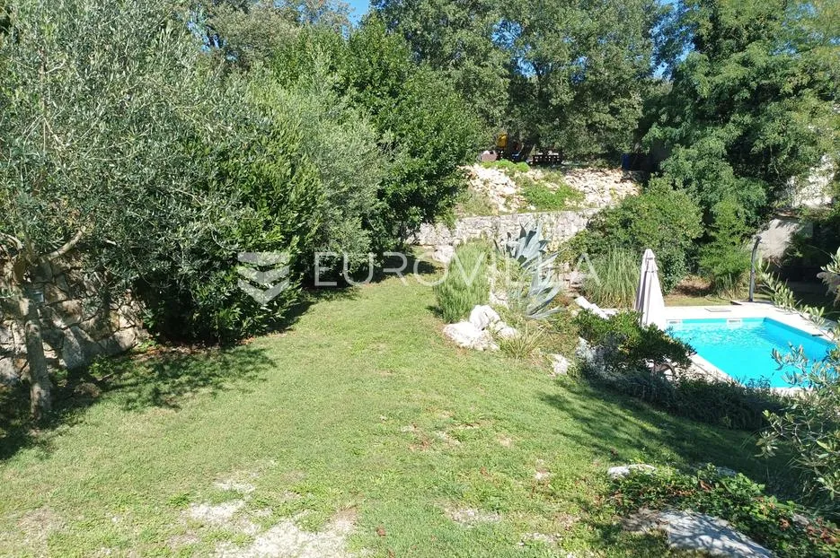 istra, višnjan, dugoročni najam kuće s dvije spavaće sobe, bazenom i velikom okućnicom - slika 36