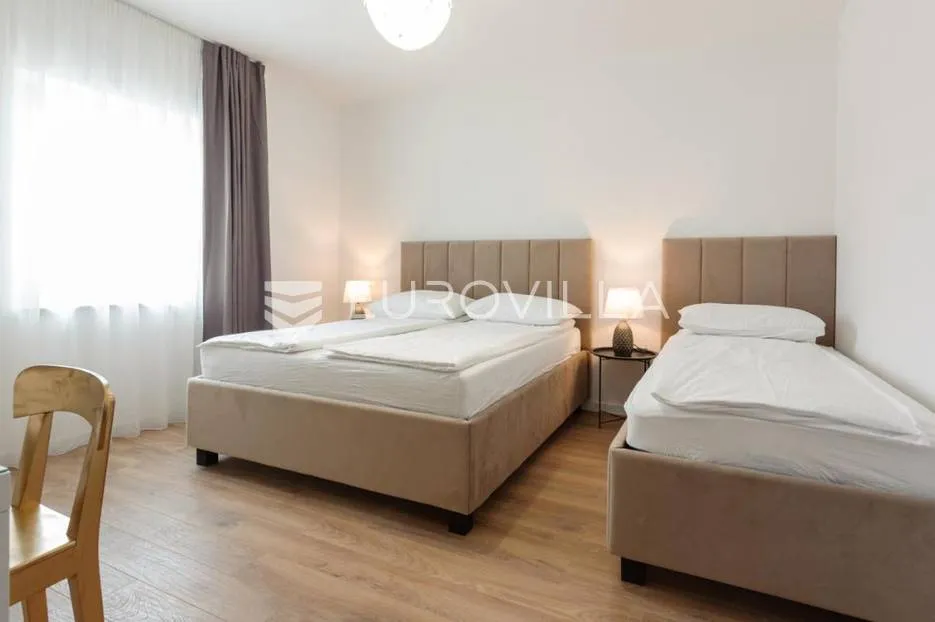 trogir, novouređena dvojna kuća, dostupna od 01.10.2026 do 01.06.2027 - slika 11