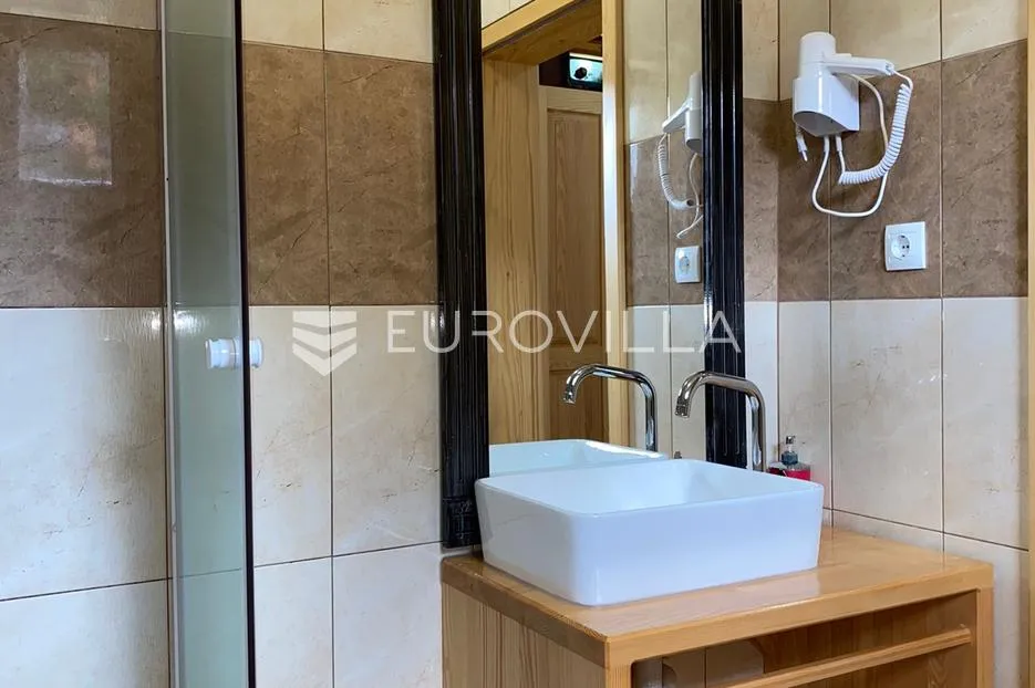 plitvička jezera, korenica, dvije kuće 470 m² - slika 16