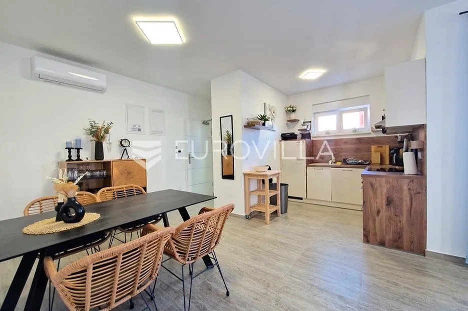 vir, prizemni apartman s 2 spavaće sobe, 40 m od mora, top lokacija - slika 5