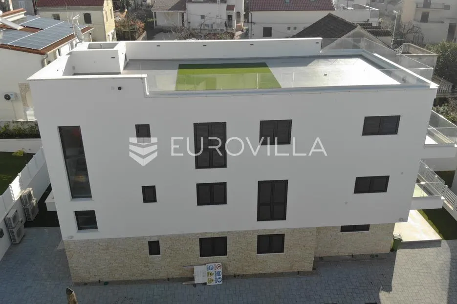 vodice, novogradnja, prostran stan u centru mjesta, 131,62 m² - slika 21