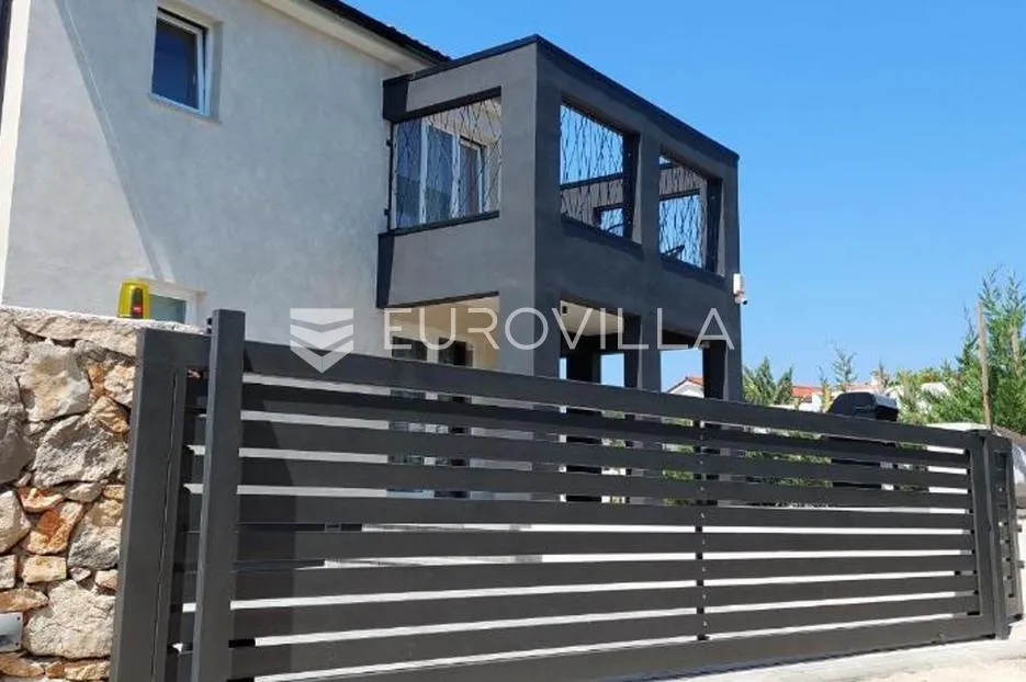 krk, dobrinj, moderna dvojna kuća s bazenom i saunom 107 m², okućnica 315 m² - slika 6