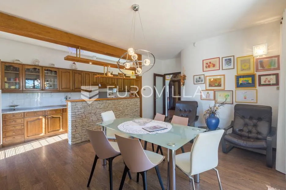 pula, veli vrh, vila s 4 odvojena apartmana, bazenom i velikom okućnicom - slika 52