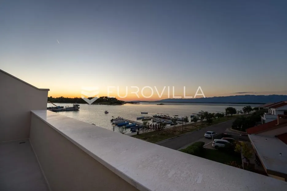 Zadar, Nin, moderna kuća s bazenom prvi red uz more