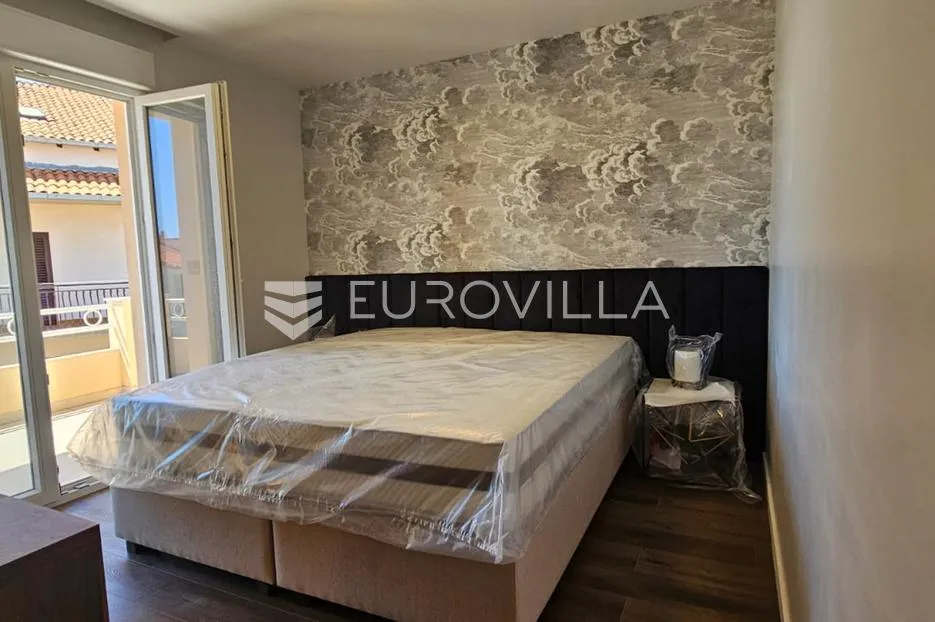 trogir, seget renovirana kuća s tri novouređena stana od 250 m², s gražom i parkingom - slika 7