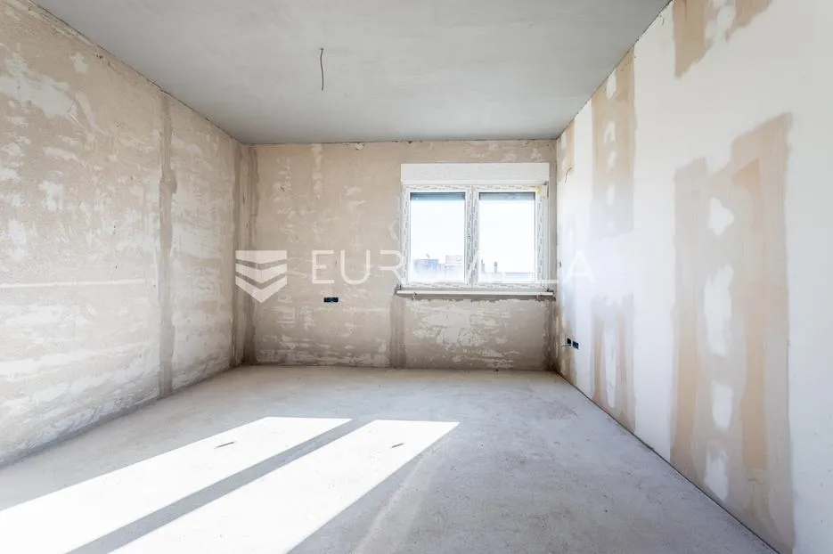 kaštel lukšić, obiteljska vila s bazenom u visokoj roh bau fazi - slika 9