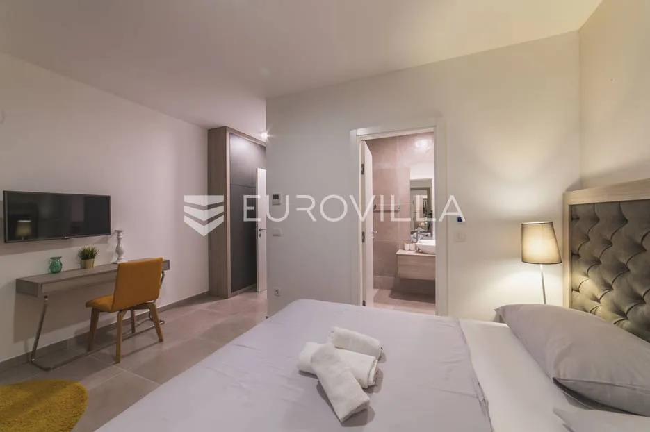 trogir, luksuzna vila s bazenom, nkp 368 m2 - slika 57