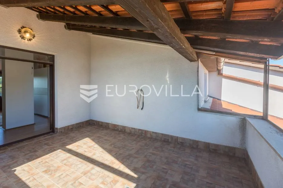 pula, veli vrh, vila s 4 odvojena apartmana, bazenom i velikom okućnicom - slika 24