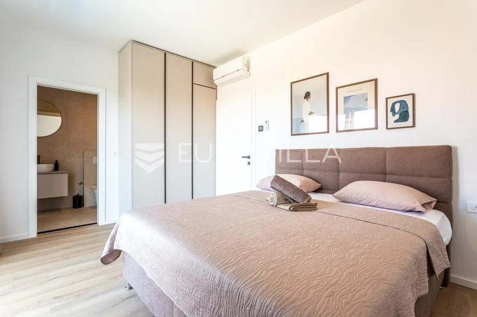 brodarica, moderna vila s bazenom, 283,62 m² - slika 22