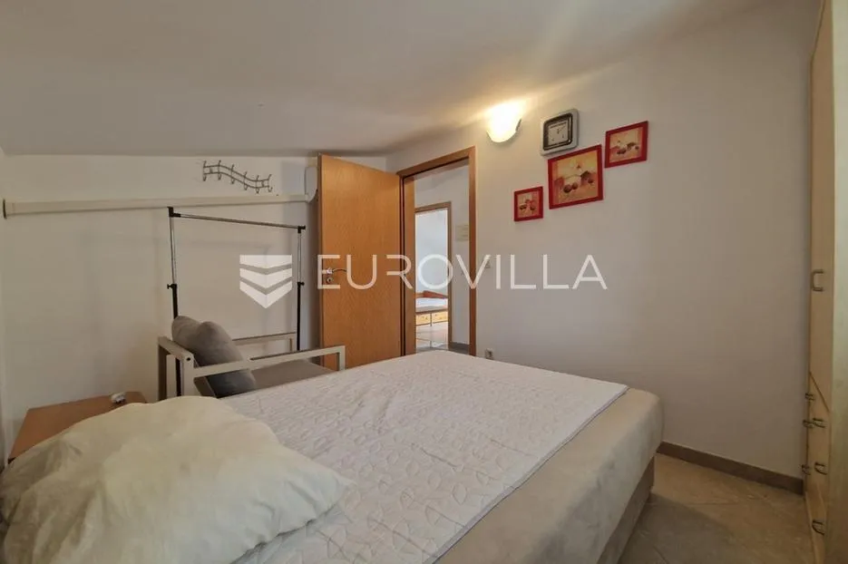 vir, top lokacija, 230 m od mora, kuća s 4 spavaće sobe, garažom i prostranom okućnicom - slika 29
