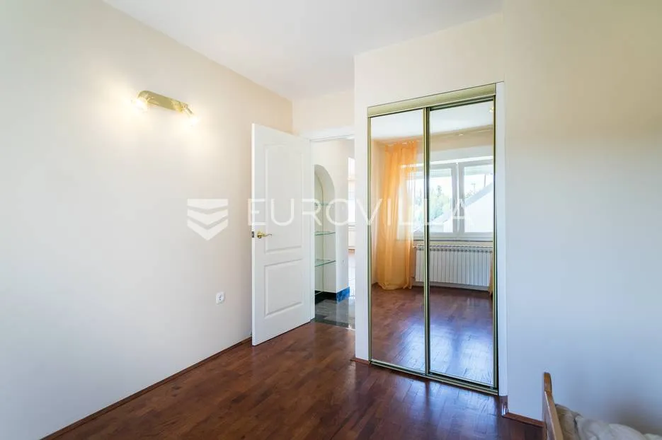 zagreb, šestinski vrh prekrasan šesterosoban dvoetažan stan 250m2 + 2 garaže - slika 10