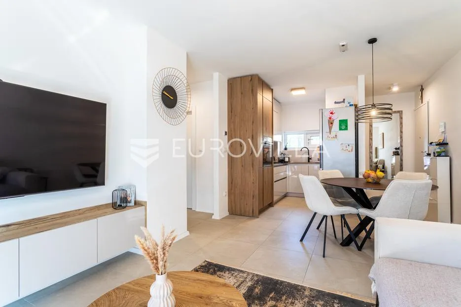 solin, poslovni prostor, uređen kao dvosobni stan, ukupne površine 67 m² - slika 3