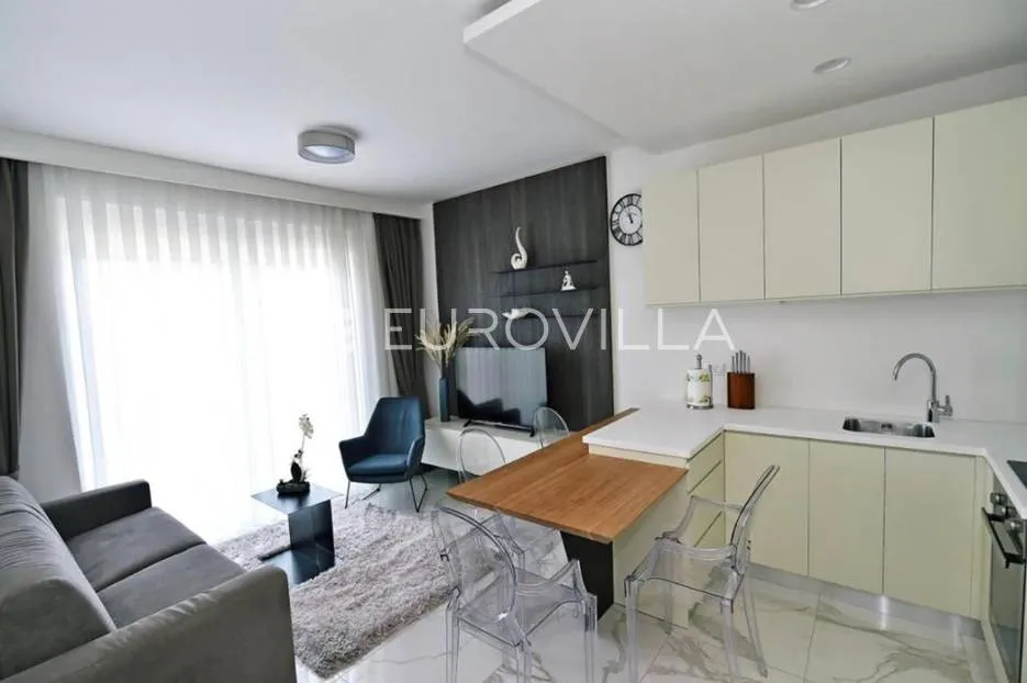opatija, centar, moderno uređen dvosoban stan nkp 45 m2 - slika 2