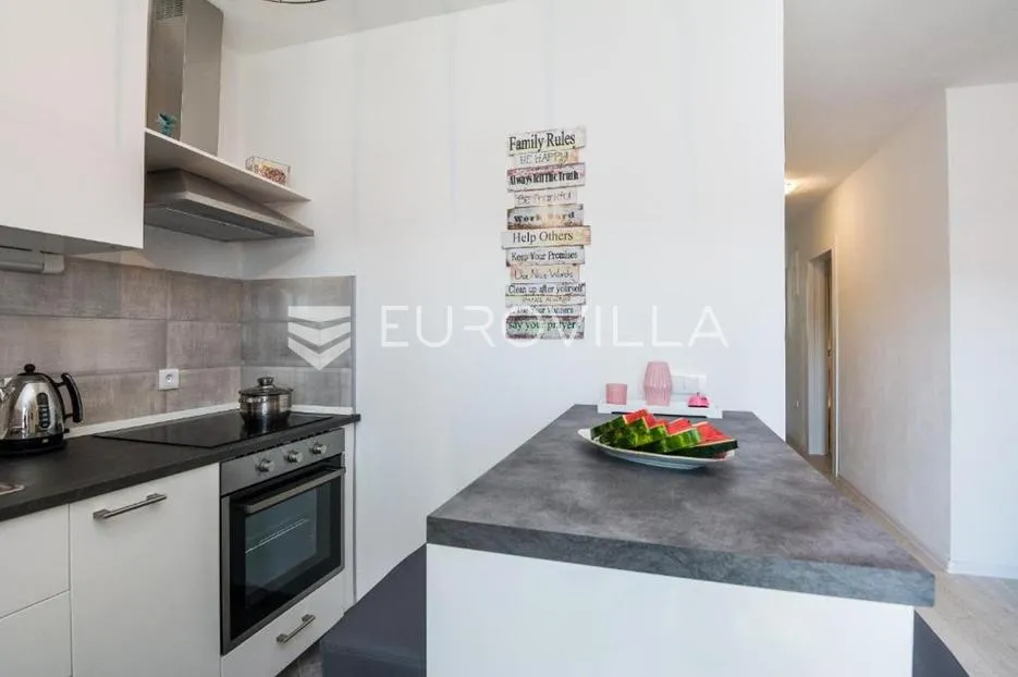 vir, stambeno poslovna zgrada u samom centru otoka 2 apartmana na 1. katu - slika 17