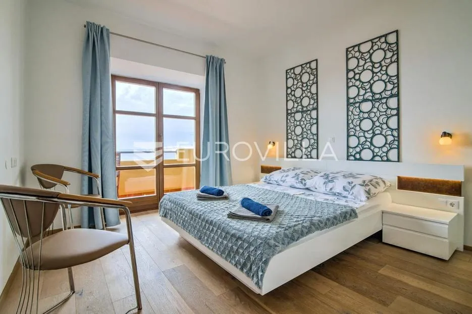 senj, kuća s četiri apartmana i bazenom, 346 m² - slika 20