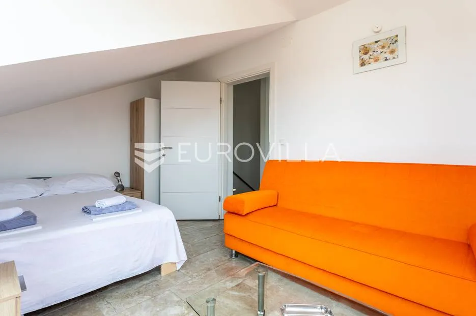novalja, novouređena kuća s tri apartmana u centru grada - slika 19