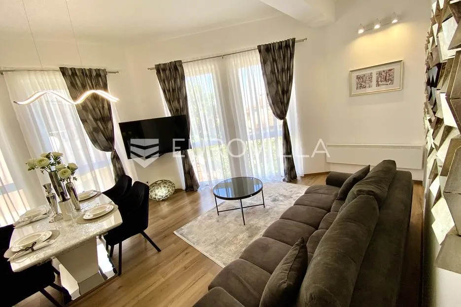 Istra, Pula, luksuzan, moderno opremljen trosoban stan 85 m²