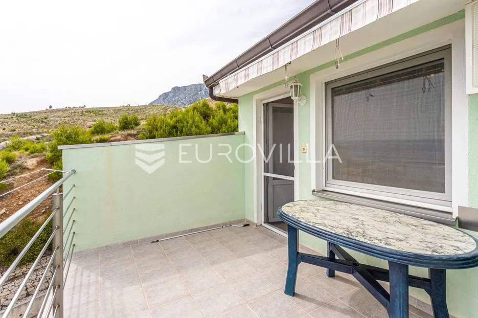 omiška rivijera- lokva rogoznica, apartmanska kuća s 8 stanova, udaljena 300 m od mora. - slika 42