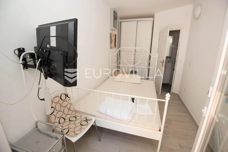 tisno, ekskluzivna apartmanska kuća prvi red do mora s panoramskim pogledom i brodicom - slika 33