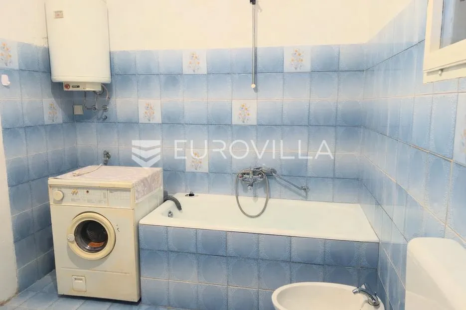 istra, poreč okolica, kuća s dva stana i dvorištem na mirnoj lokaciji - slika 11