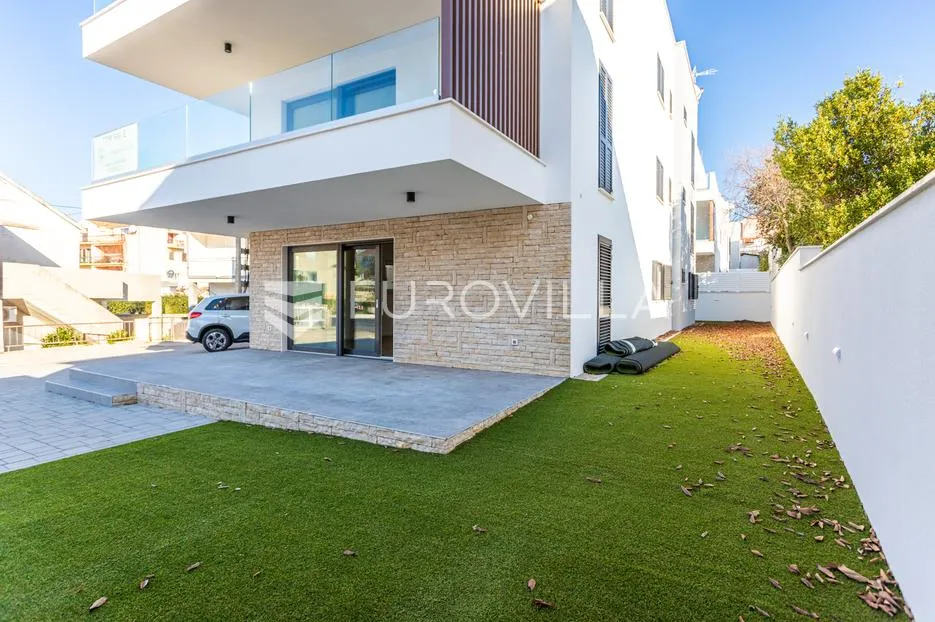 vodice, novogradnja, prostran apartman s dvorištem u centru mjesta, 146,06 m² - slika 14