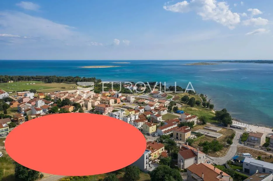 Medulin, manja samostojeća kuća NKP 121 m2 na svega 150 m od mora